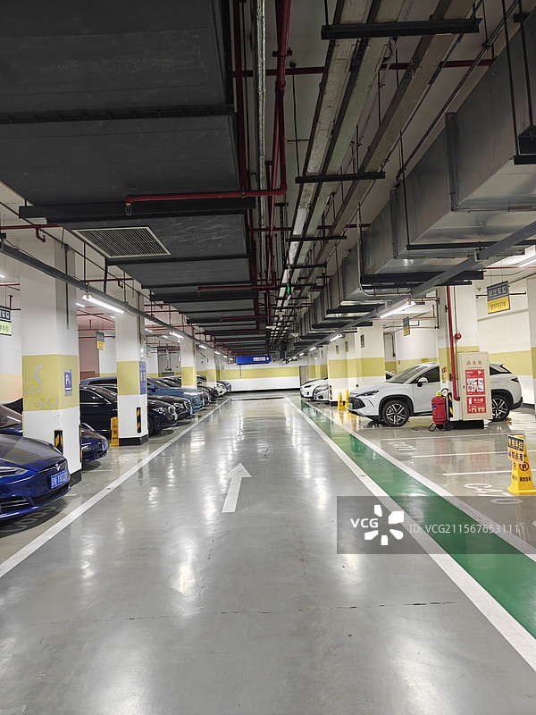 北京银泰中心写字楼地下停车场图片素材
