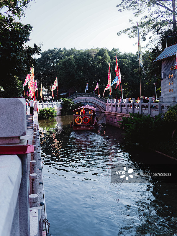 人们的船在运河上迎着天空航行图片素材
