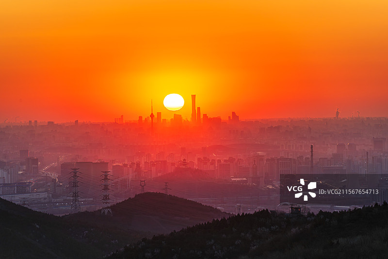 北京日出太阳升起下的城市轮廓图片素材