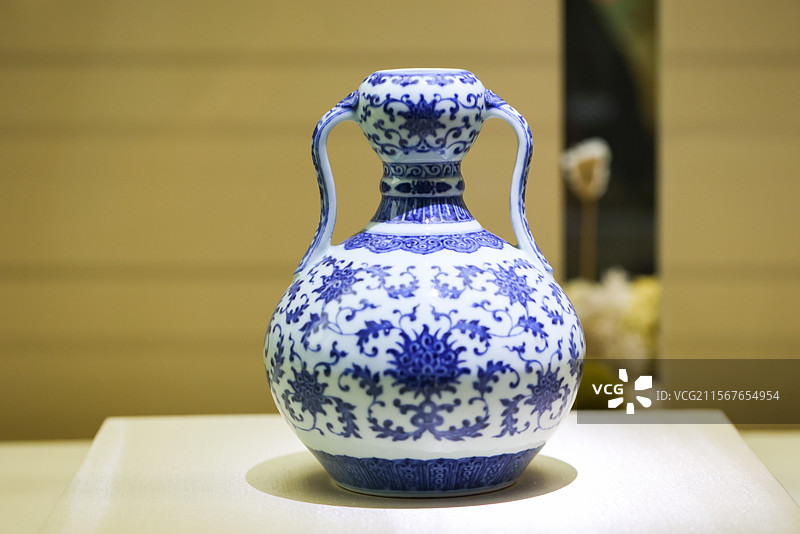 国家博物馆四海一堂春乙巳蛇年新春文化展清代乾隆款青花缠枝莲如意耳尊图片素材