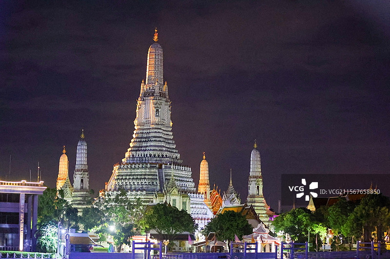 泰国曼谷郑王庙夜景图片素材