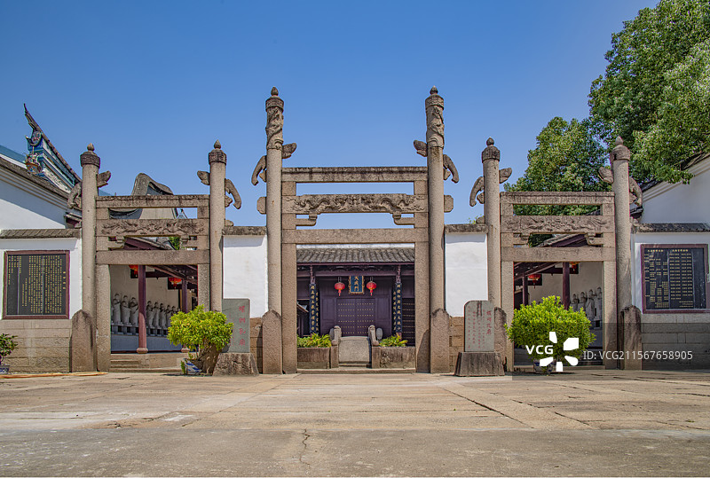 蔚蓝天空下雄伟矗立着的福州市仓山区螺洲镇的螺洲孔庙图片素材