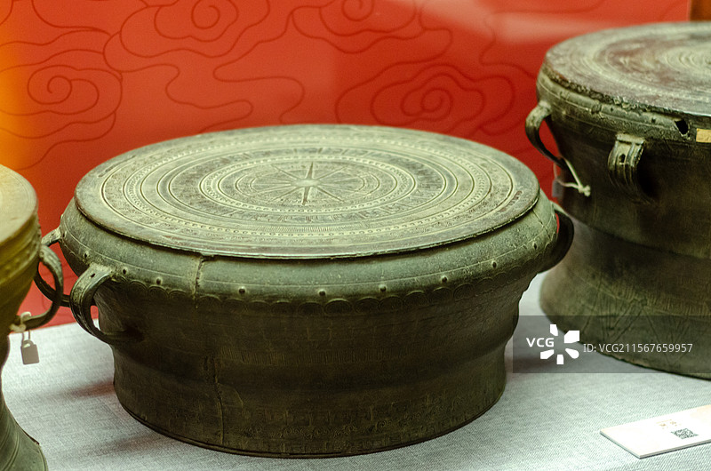 古代青铜鼓特写图片素材