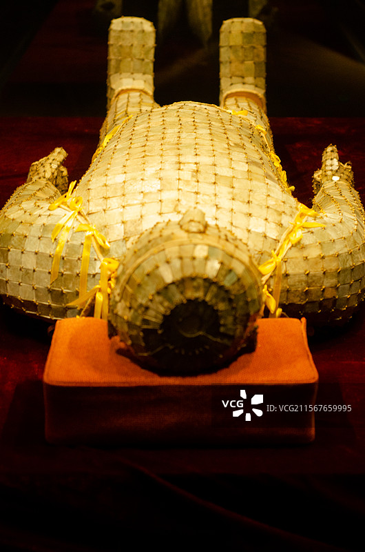 天津博物馆收藏的一件汉代金缕玉衣图片素材