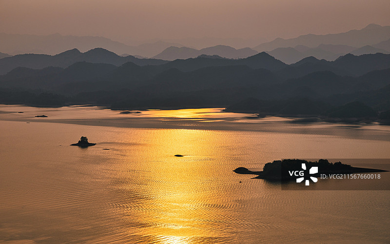 夕阳下杭州千岛湖层峦叠嶂的山峰图片素材