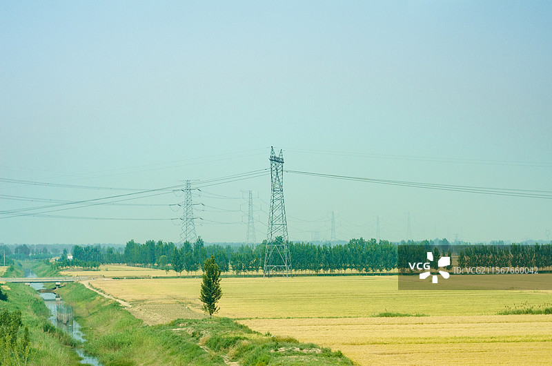 田野里的水渠图片素材