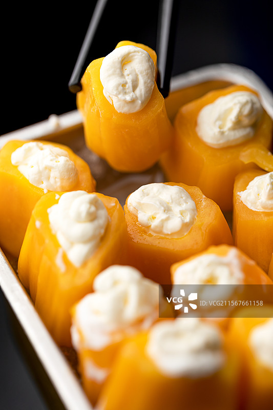 冰淇淋香蕉冰淇淋草莓奶冻菠萝蜜奶冻奶油酸奶酸奶碗无花果拉丝芝士年糕拉丝年糕甜品甜食图片素材