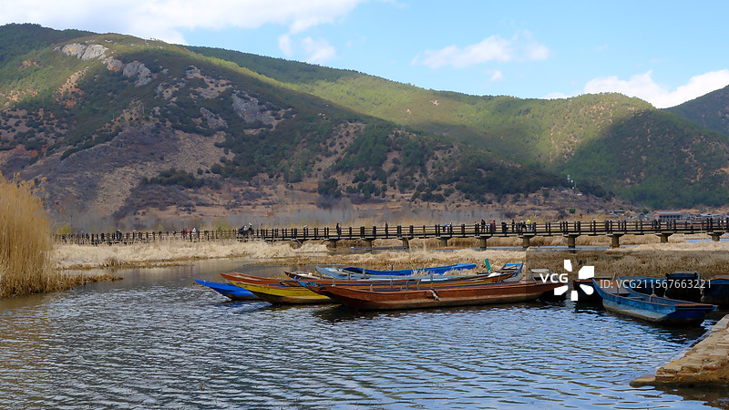 云南省丽江泸沽湖走婚桥及湖面倒影图片素材