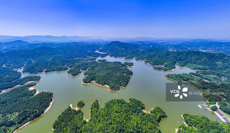 江西省抚州市南丰县太源乡潭湖水库，蓝天碧水与青山绿树相互映衬，构成一幅自然生态山水画卷。图片素材