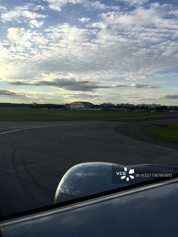 黄昏落地莫斯科机场图片素材