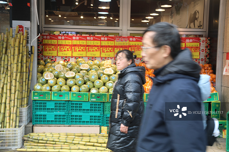 重庆市云阳县的商场超市蔬菜水果和路边摊摆摊大妈大爷图片素材