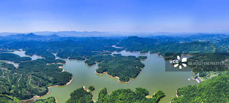 江西省抚州市南丰县太源乡潭湖水库，蓝天碧水与青山绿树相互映衬，构成一幅自然生态山水画卷。图片素材