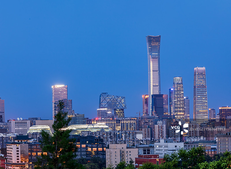 夜幕降临前的北京CBD国贸、中国尊、中央电视台等现代建筑群图片素材