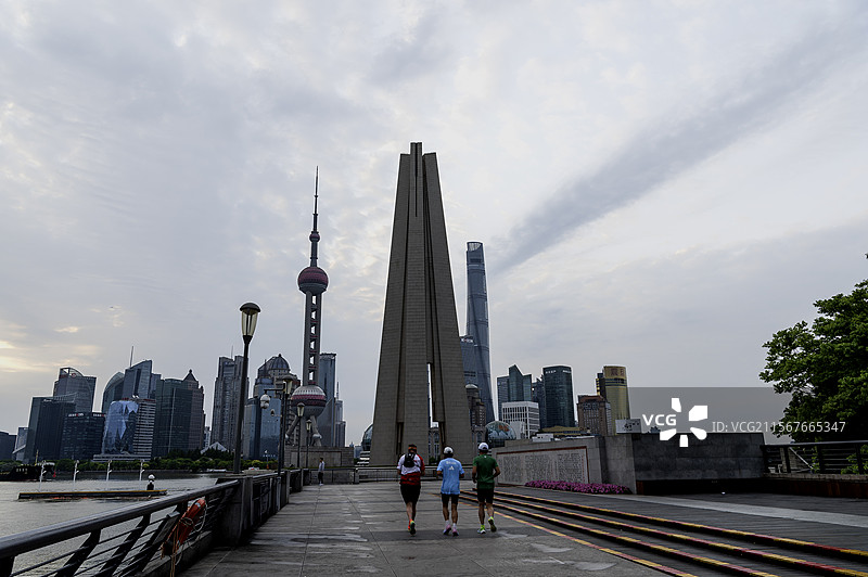 纪念碑下的现代步伐图片素材