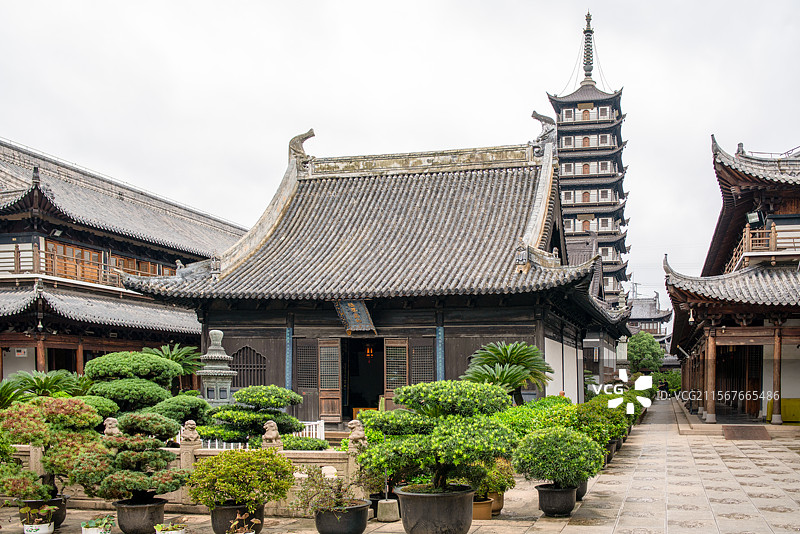 上海市普陀区著名旅游景点全国重点文物保护单位始建于南宋的佛教寺庙真如寺的元代大殿和真如佛塔风光图片素材