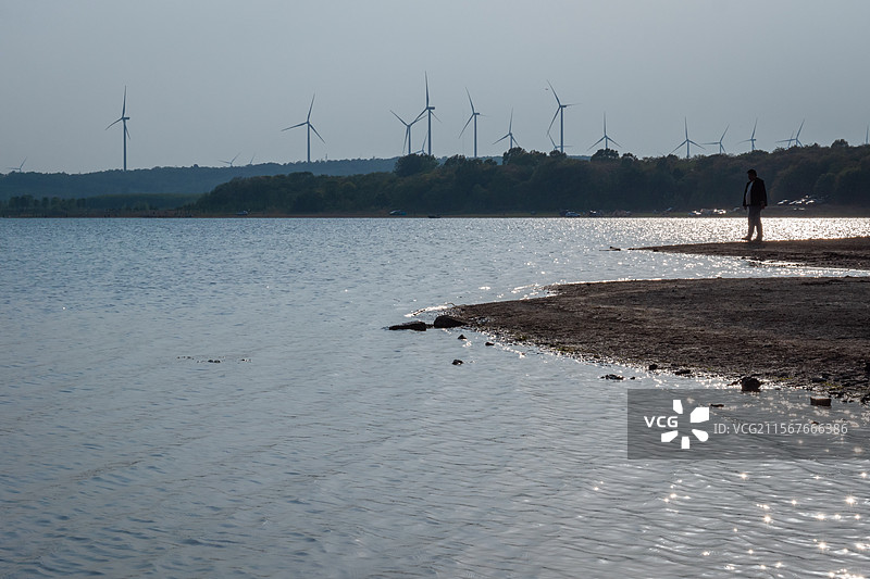 南京大泉湖边休闲露营的市民图片素材