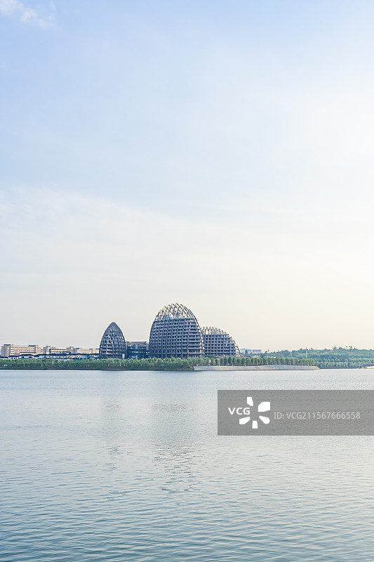 中国非都市风光拍摄主题，山东省泰安市岱岳区天平湖景区，河岸的现代建筑帆船酒店，户外白昼无人图像摄影图片素材