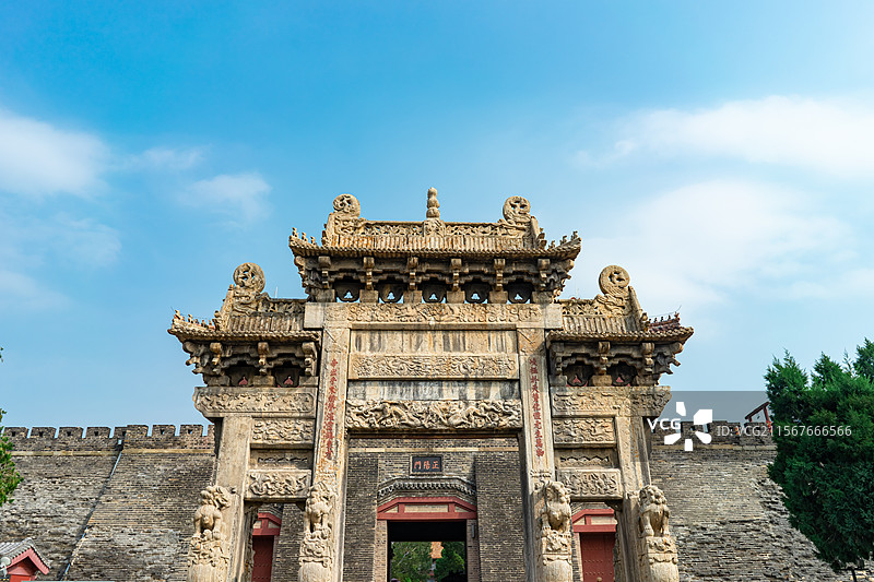 中国非都市风光拍摄主题，山东省泰安市国内著名景点泰山风景区，岱庙行宫城门门口的岱庙坊牌坊图片素材