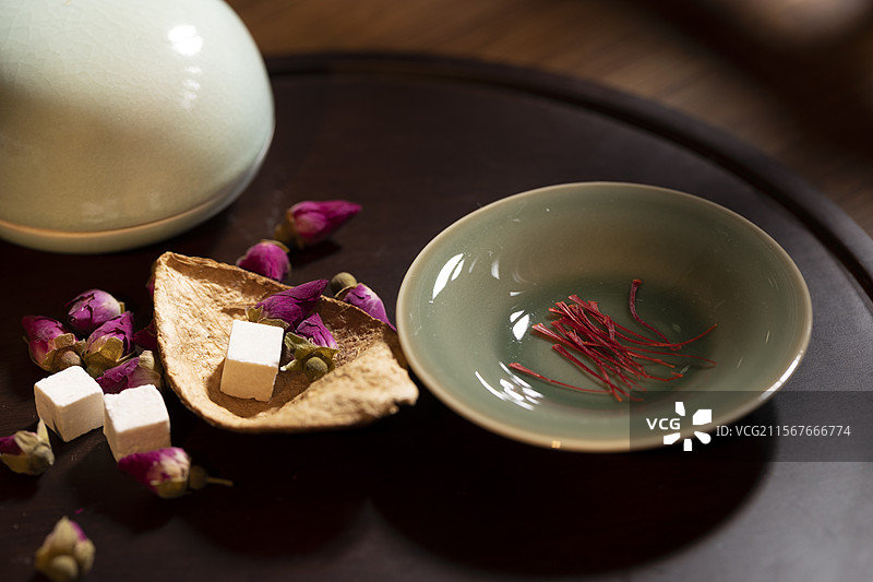 美容、活血、理气和祛湿养生茶：藏红花、玫瑰花、茯苓和陈皮图片素材