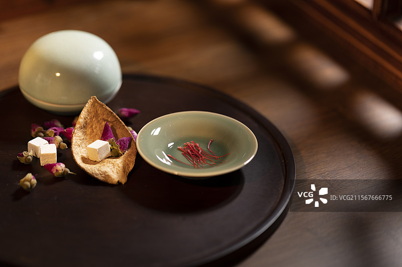 美容、活血、理气和祛湿养生茶：藏红花、玫瑰花、茯苓和陈皮图片素材