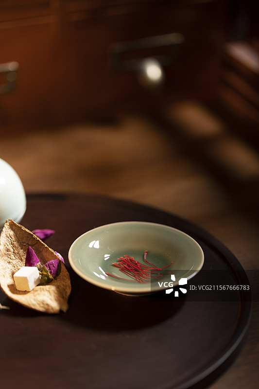 美容、活血、理气和祛湿养生中药配方：藏红花、陈皮、茯苓和玫瑰花图片素材