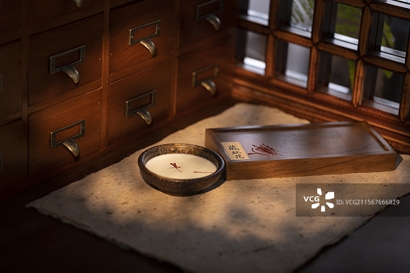 美容中药配方：藏红花和牛奶图片素材