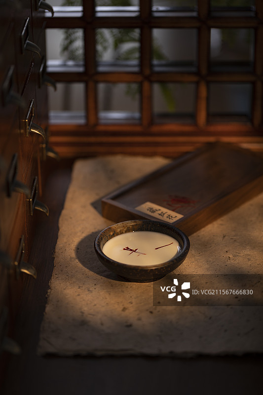 美容中药配方：藏红花和牛奶图片素材