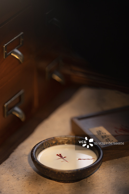 美容中药配方：藏红花和牛奶图片素材