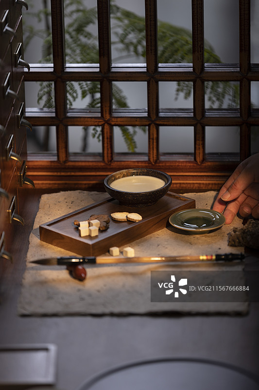 美白祛斑中药面膜配方：白术、白芷、茯苓、牛奶和蜂蜜图片素材