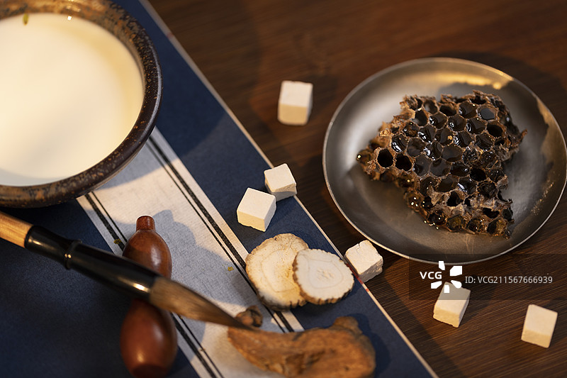 美白祛斑中药面膜配方：白术、白芷、茯苓、牛奶、蜂巢和蜂蜜图片素材