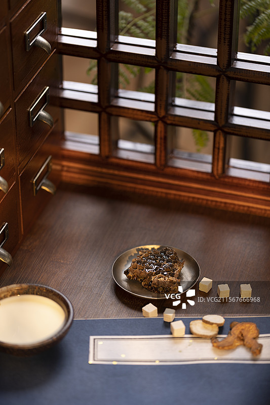 美白祛斑中药面膜配方：白术、白芷、茯苓、牛奶、蜂巢和蜂蜜图片素材