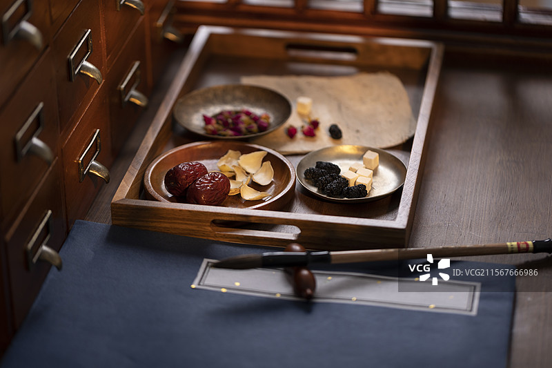 养生中药配方（五物安然茶）：干百合、桑葚干、红枣、茯苓和玫瑰花图片素材