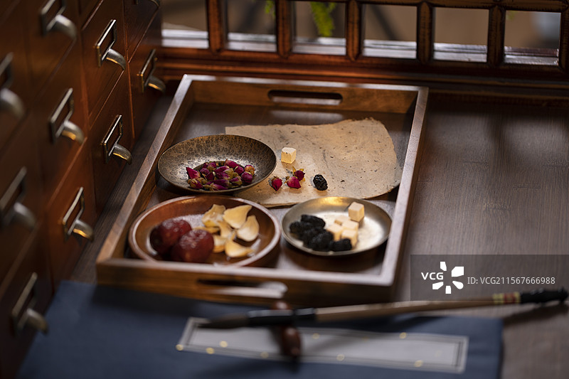 养生中药配方（五物安然茶）：干百合、桑葚干、红枣、茯苓和玫瑰花图片素材