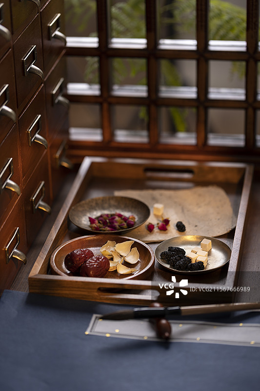 养生中药配方（五物安然茶）：干百合、桑葚干、红枣、茯苓和玫瑰花图片素材