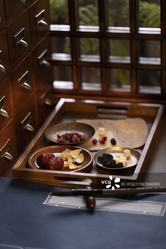 养生中药配方（五物安然茶）：干百合、桑葚干、红枣、茯苓和玫瑰花图片素材