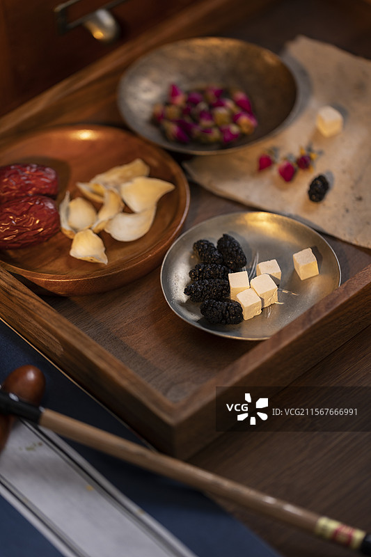 养生中药配方（五物安然茶）：干百合、桑葚干、红枣、茯苓和玫瑰花图片素材