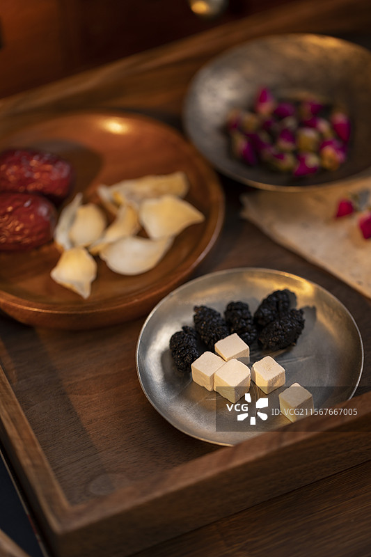 养生中药配方（五物安然茶）：干百合、桑葚干、红枣、茯苓和玫瑰花图片素材