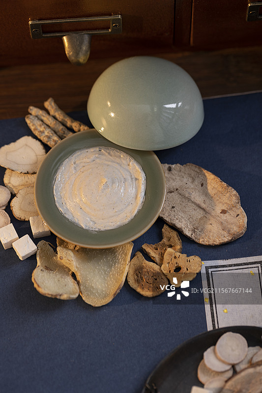 中药七子白美白、祛斑面膜和配方：白芷、白术、白茯苓、白芍、白芨、白蔹和白僵蚕图片素材