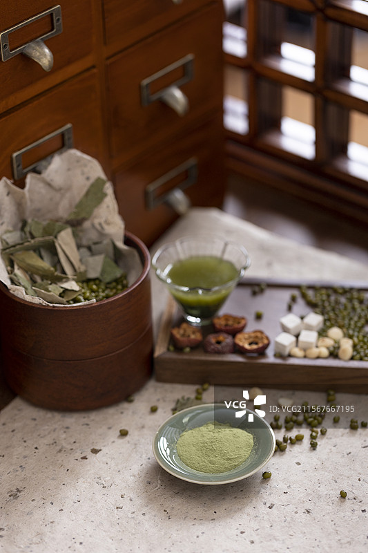 健脾祛湿、消脂减肥、促消化养生中药配方：茯苓、杏仁、绿豆、山楂和荷叶图片素材