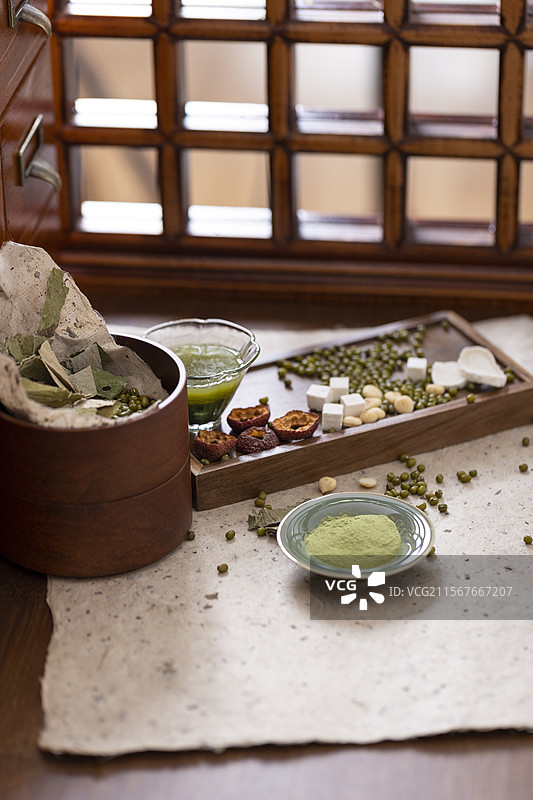 健脾祛湿、美白润肤、调理脾胃养生中药配方：茯苓、杏仁、绿豆、山楂、荷叶和山药片图片素材