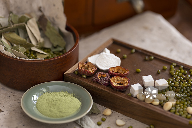 健脾祛湿、美白润肤、调理脾胃养生中药粉及配方：茯苓、杏仁、绿豆、山楂、荷叶和山药片图片素材