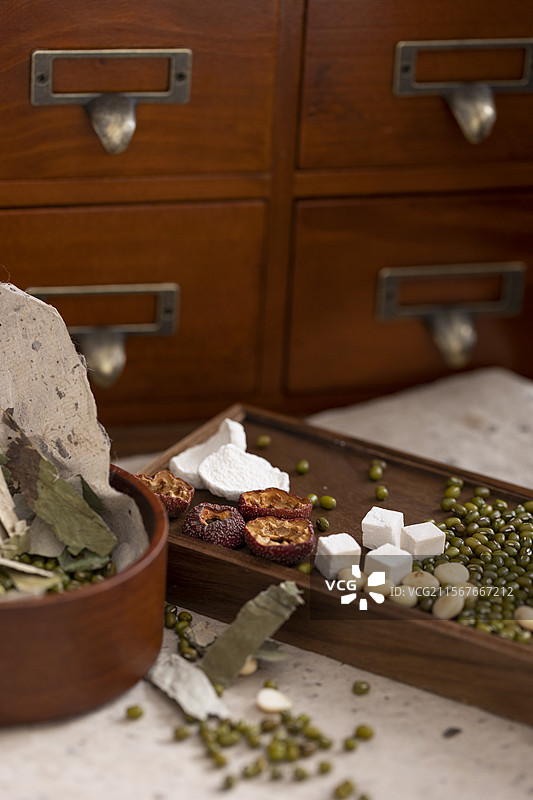 健脾祛湿、美白润肤、调理脾胃养生中药配方：茯苓、杏仁、绿豆、山楂、荷叶和山药片图片素材