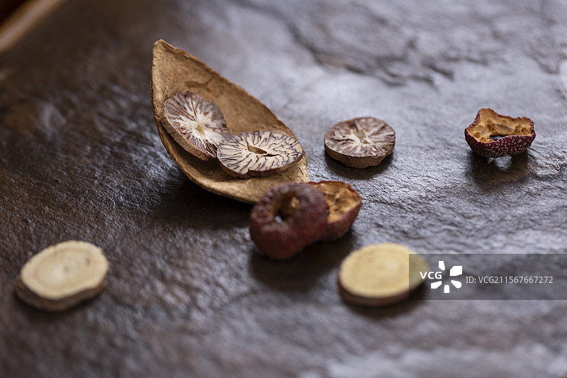 消化积食、化痰祛湿中药配方：槟榔、山楂片、陈皮和甘草图片素材