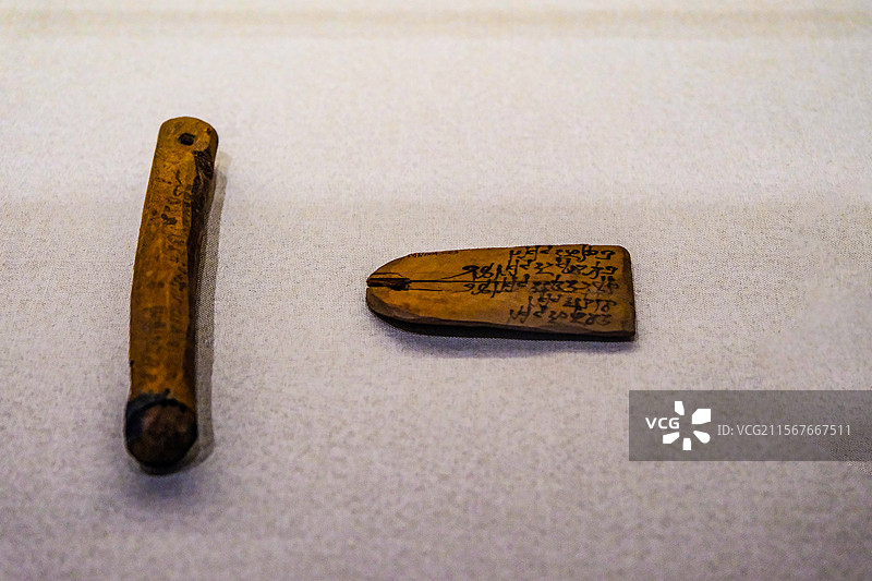 新疆博物馆馆藏文物精品，新疆出土的文献文书，简帛文书，东汉文书，民丰县尼雅遗址出土，佉卢文木牍图片素材
