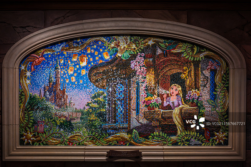 上海迪士尼城堡中央圆形大厅四周装饰的马赛克壁画之一，《魔发奇缘》​长发公主乐佩​，四季场景之春天图片素材