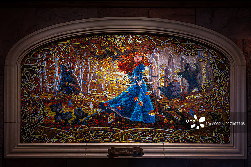 上海迪士尼城堡中央圆形大厅四周装饰的马赛克壁画之三，《勇敢传说》苏格兰公主梅莉达，四季场景之秋天图片素材