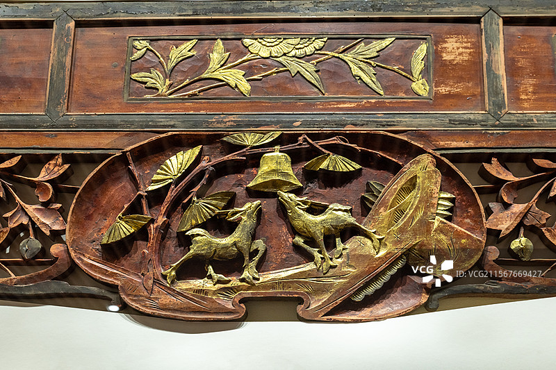 木雕《双鹿常鸣》 清中期 山东省济宁市博物馆（文化中心新馆）“一品清廉·廉洁文化艺术展”图片素材