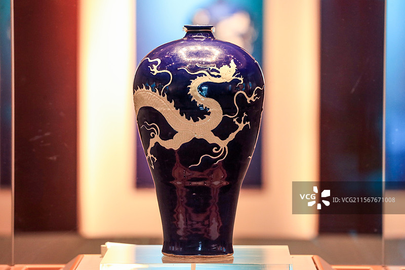 江苏省扬州博物馆的“镇馆之宝”——元霁蓝釉白龙纹梅瓶图片素材