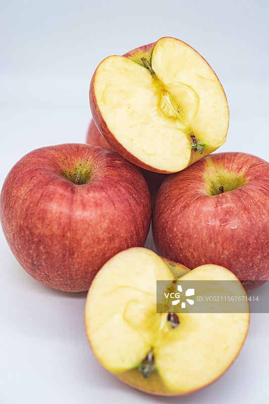 中国水果饮食产业影棚拍摄拍摄主题，切开橘黄色红富士红星国光红玉红将军爵士乔纳金苹果，室内无人图像摄影图片素材