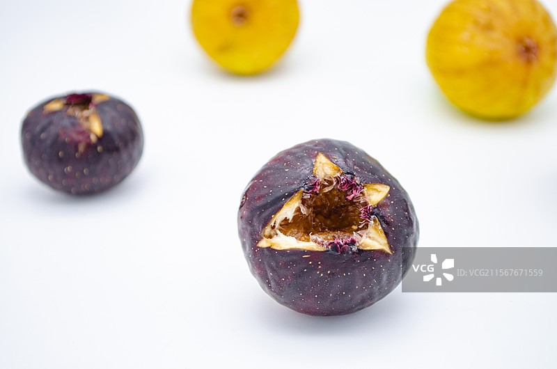 中国水果果蔬拍摄主题，紫色和绿色黄色的熟的裂开的花蕾无花果和干果果实，室内无人影棚拍摄图像摄影图片素材